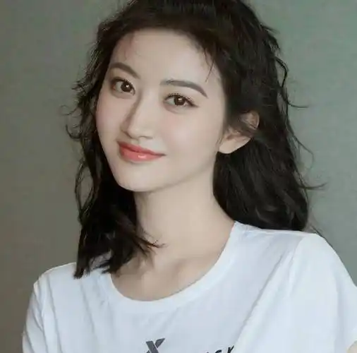 景甜的脸型是非常上镜的心形脸,她的下巴尖尖的,长相比较偏向美艳那一