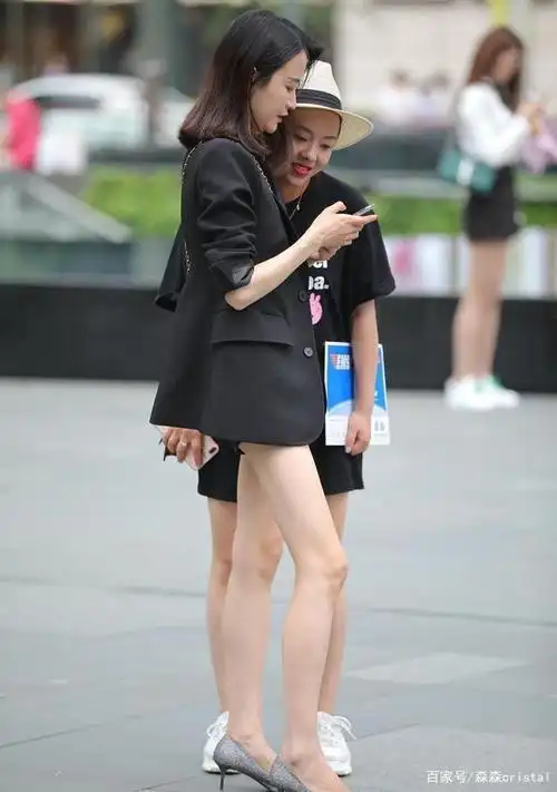 银色尖头高跟鞋搭配黑色优雅短裤,看起来和谐,舒服和谐