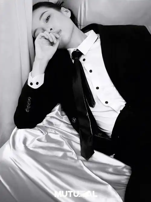 太绝了60吸烟装竟拍成了杂志大片上海写真