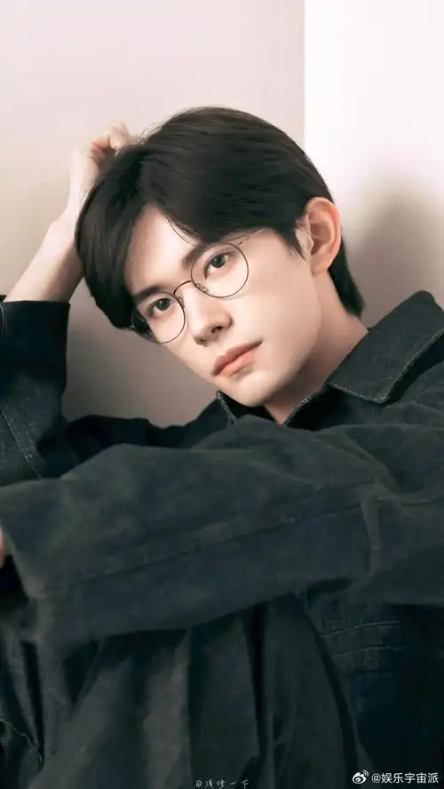 易烊千玺眼镜杀,电影演员的镜头表现力拿捏,每个动作每个眼神都好有