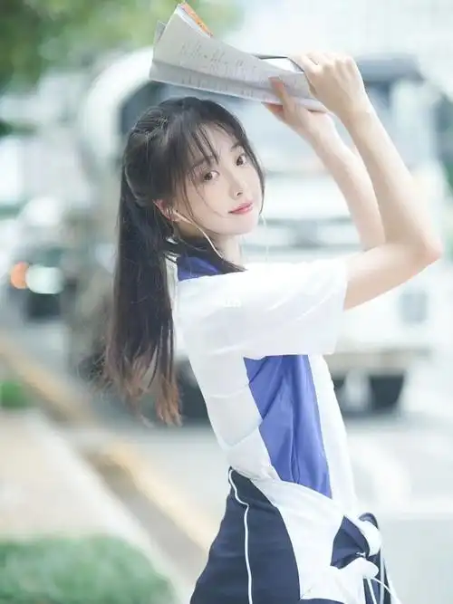 的时候总是扎着高高的马尾,充满了青春的回忆呀以前总是讨厌穿校服