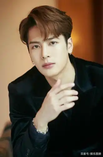 王嘉尔正装写真照,精致优雅,不失迷人魅力