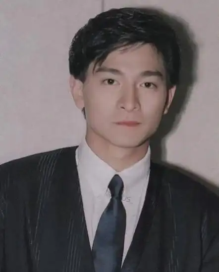 刘德华这位艺人并没有天生的音乐才能,而且他的歌声令人难以忍受.