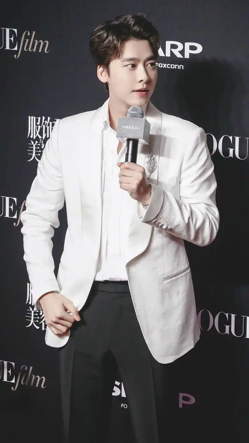 身穿白色西装的李易峰,简直就是白马王子
