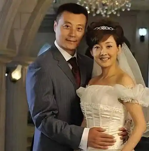 51岁牛莉整容失败!尖下巴朝天鼻样貌大变,本人亲自给网友们道歉