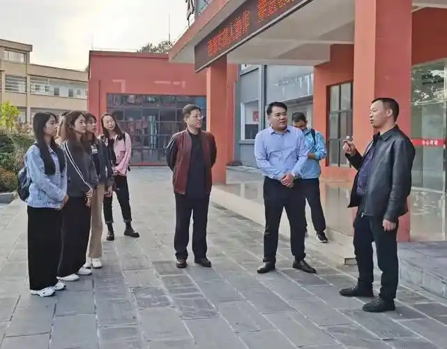 带领储秋平校长一行参观校园贵定县第五中学周正祥校长在本次教育交流