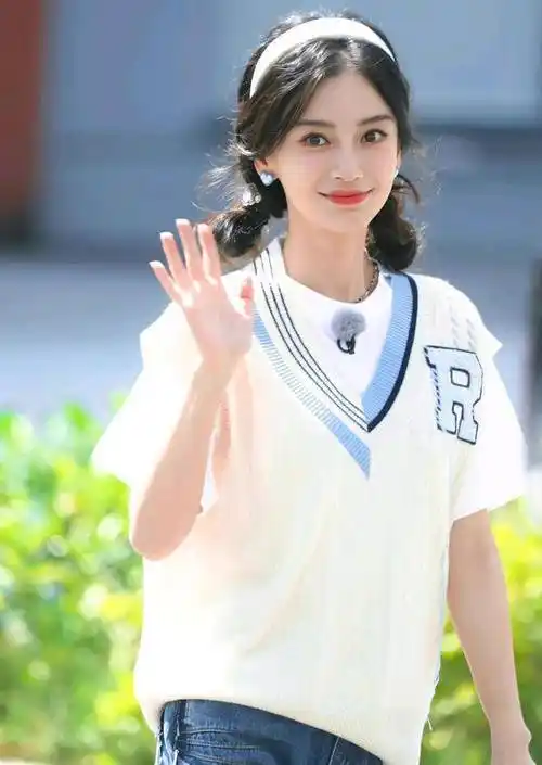 真的被angela baby美到了,双丸子头造型,满满的少女感气息,元气又可爱