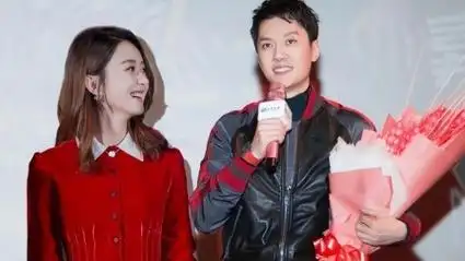 赵丽颖儿子运动会拿金牌,跟爸爸展示,冯绍峰祝前妻母亲节快乐