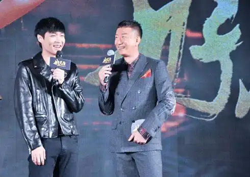 孙红雷和张艺兴开怀大笑