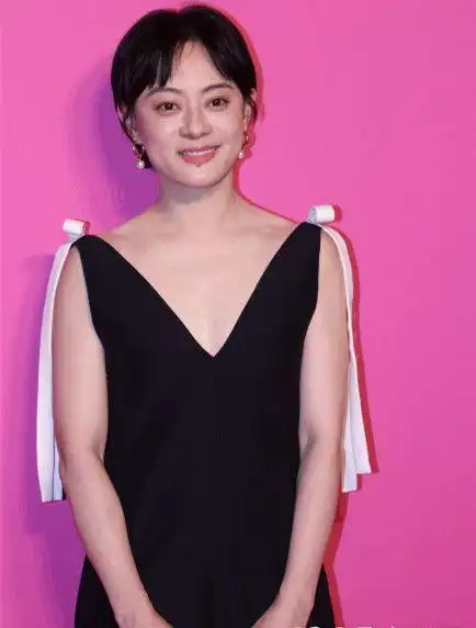 孙俪老了撞脸倪萍 难怪邓超让王西大腿放自己身上 还摸对方后脑勺