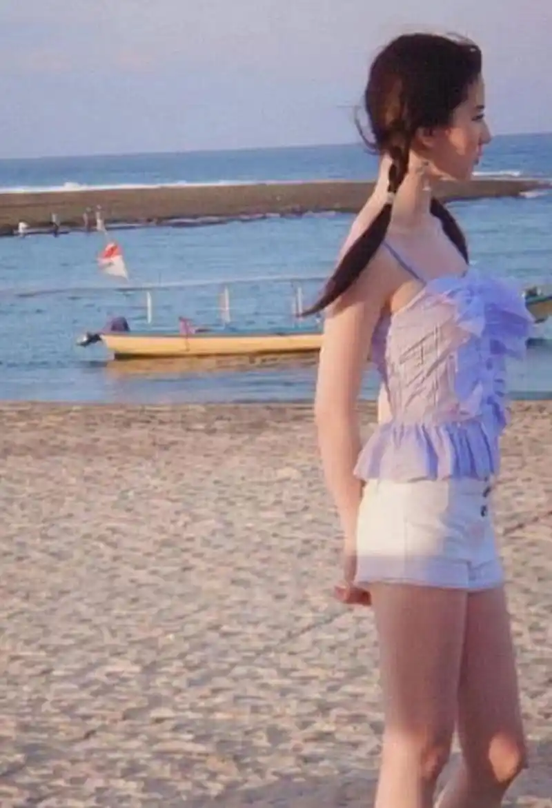 考古刘亦菲早期海边旧照,不愧是神仙姐姐