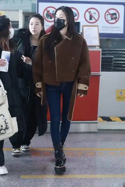 2023年12月16日,北京,张碧晨现身机场.张碧晨飞澳门参加星光大赏活动.