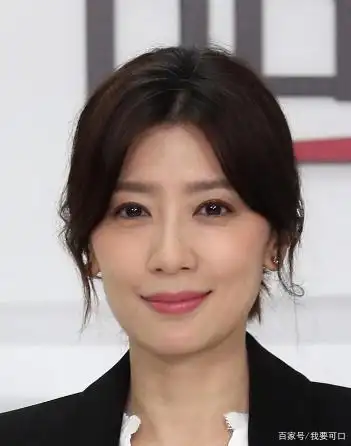 贾静雯到底有多美?当她穿上职业西装时,女人味掩藏不住