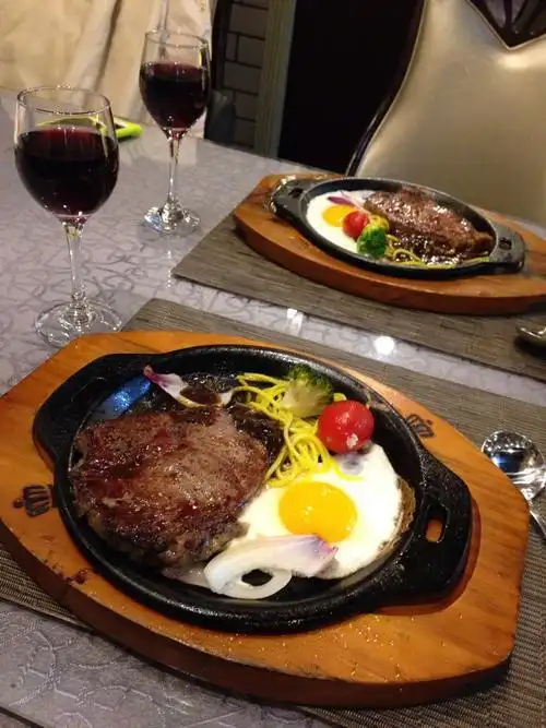 一般的西餐店就有啊,很暗的有的需要蜡烛点缀.有的是霓虹灯基本上