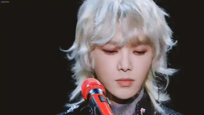 华晨宇白色狼尾造型##华晨宇非凡之夜连唱三首