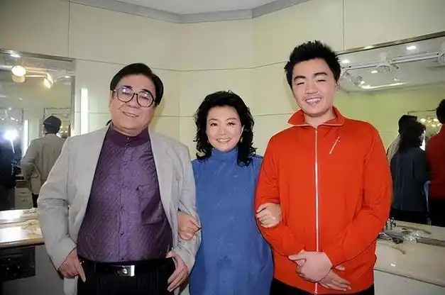 金铁霖追悼会:唯一儿子哭成泪人,现任妻子与前妻李谷一皆未出席|祖海