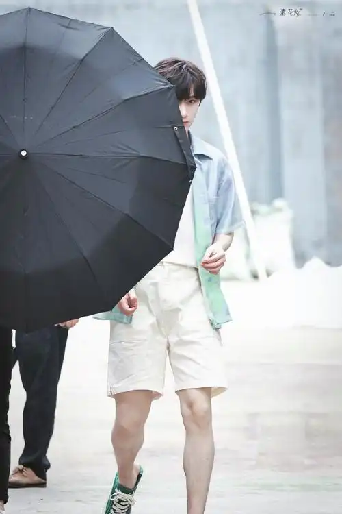 丁程鑫花儿与少年踩帆布鞋后跟##丁程鑫花儿与少年上班饭拍路透视
