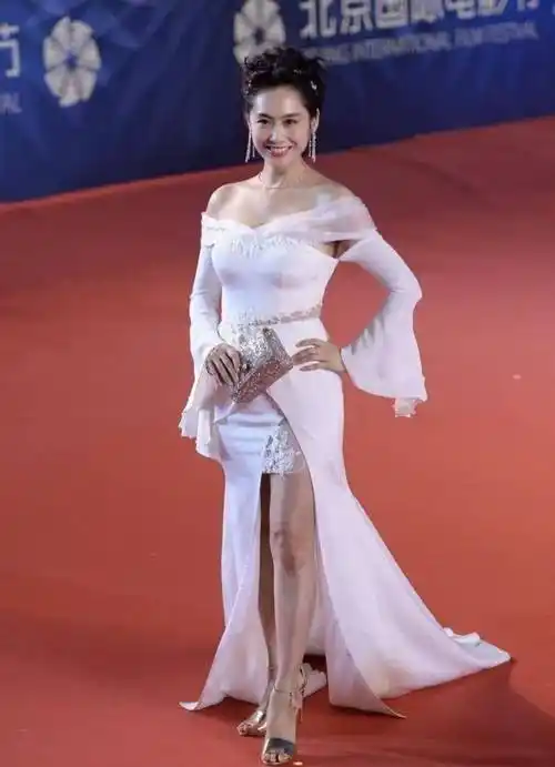 设计_朱茵_西装