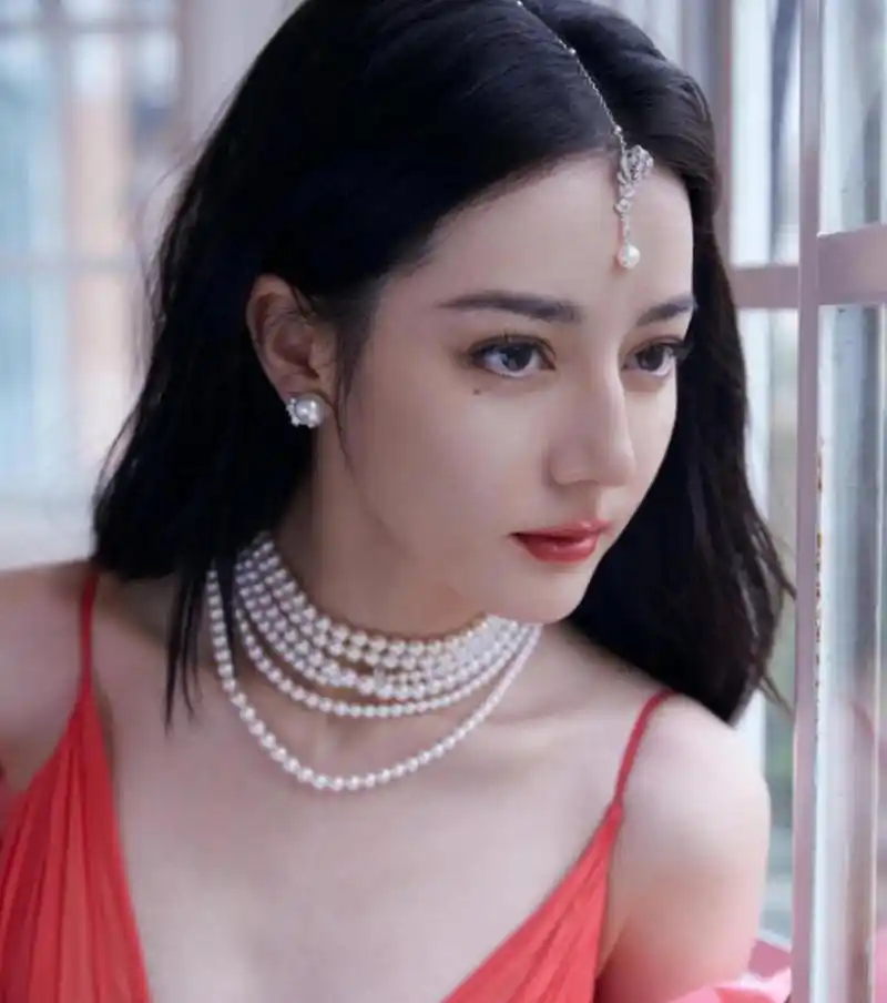 迪丽热巴微博之夜造型,一袭粉色纱裙,肤白貌美国色天香惹人爱,惊艳到