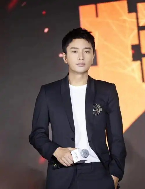 贾乃亮不像是胡歌和霍建华,那样有点帅有点奶油小生的长相,他给人的