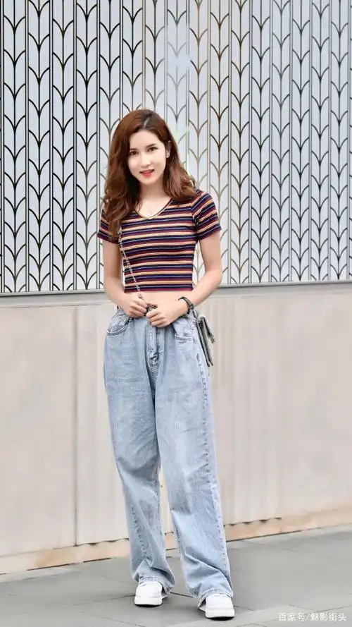 炎热的夏季,美女用宽松的牛仔裤配小白鞋,搭配出清凉的效果