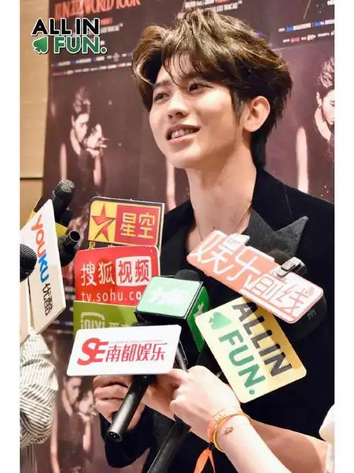 再看看去年这个时候的老公 很帅很开心很可爱 笑容治愈#蔡徐坤