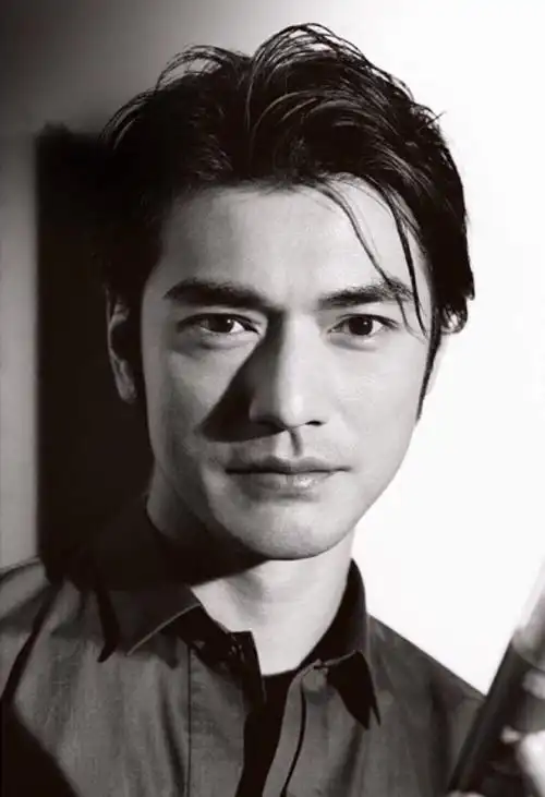 时光带不走他的帅气,光凭长相就被称为艺术的,也就是金城武了!