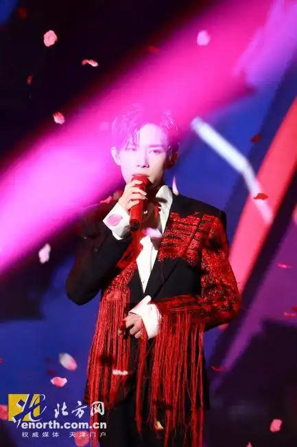 易烊千玺天津办生日会 最开心吃到了煎饼果子