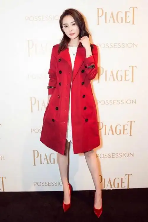 风衣搭配阿瑟丁·阿拉亚(azzedine alaia)白色连衣裙,穿红色高跟鞋,真