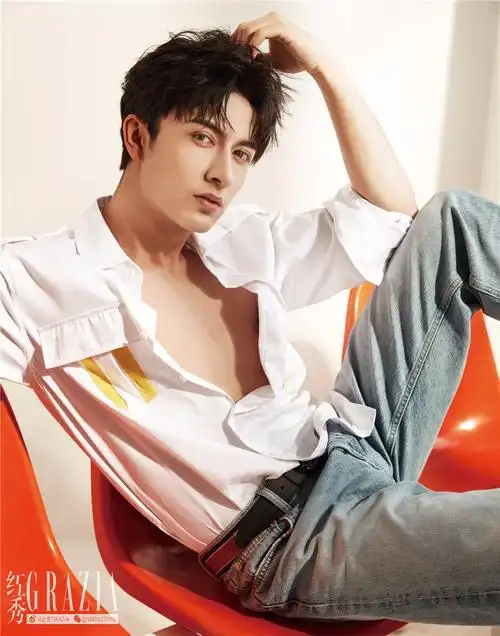 外套叠穿look展现雕塑腹肌,表情包四宫格米热与镜头趣味