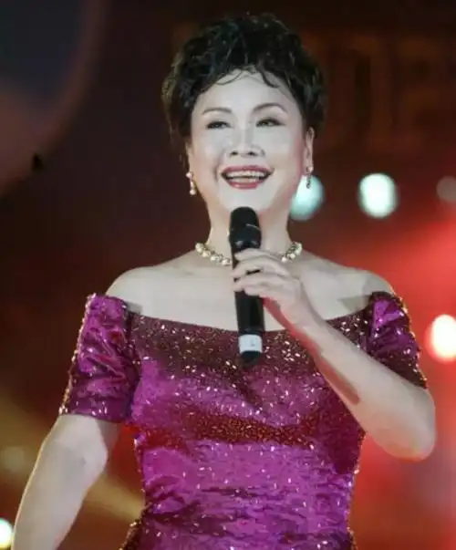 在我们的印象中,李谷一经常在舞台上浓妆艳抹,感觉不到真正的年龄