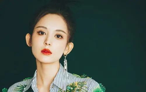 古力娜扎精致优雅写真桌面壁纸