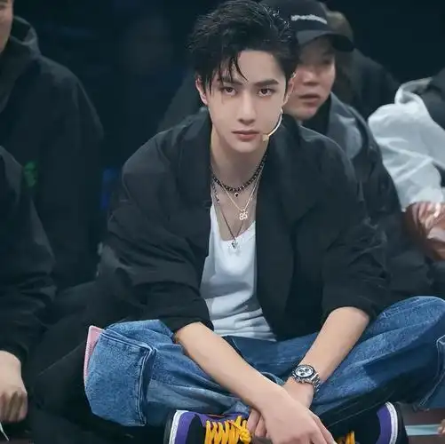 不要再替王一博感到遗憾了,事实上,他已走上男演员的另一条大道|肖战