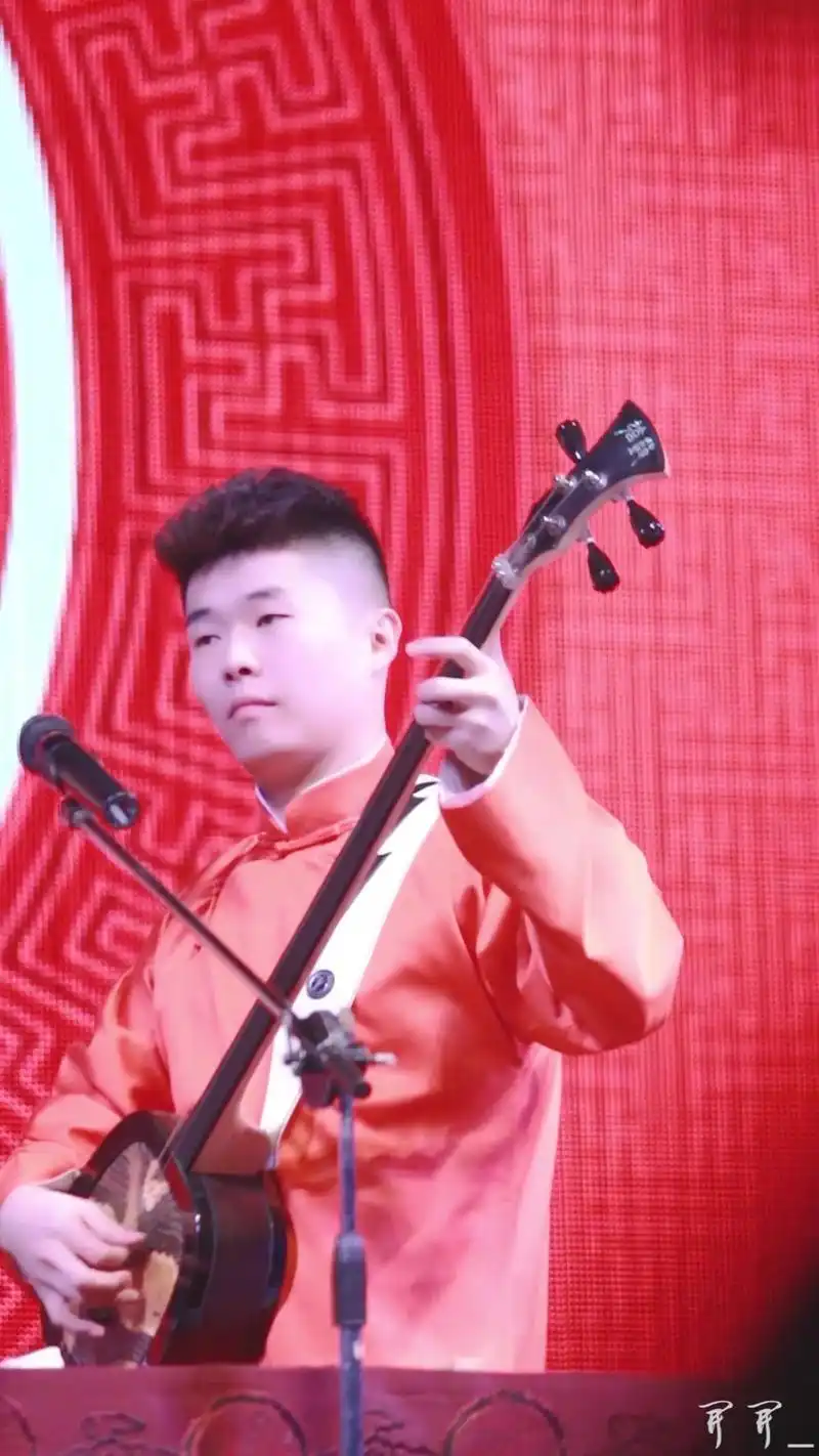 keai是开开呐置顶想念三弦良了//@邎灕:#周九良三弦##周九良手