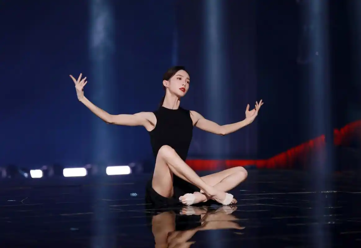 金晨《舞蹈生》跳现代热舞,性感优雅,一字马完美展现舞蹈功底