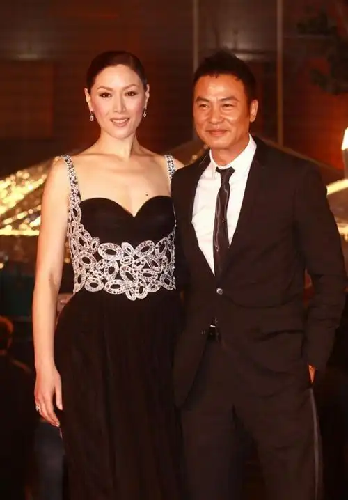 任达华老婆模特出身,完美诠释"贵妇"穿搭,女人味十足