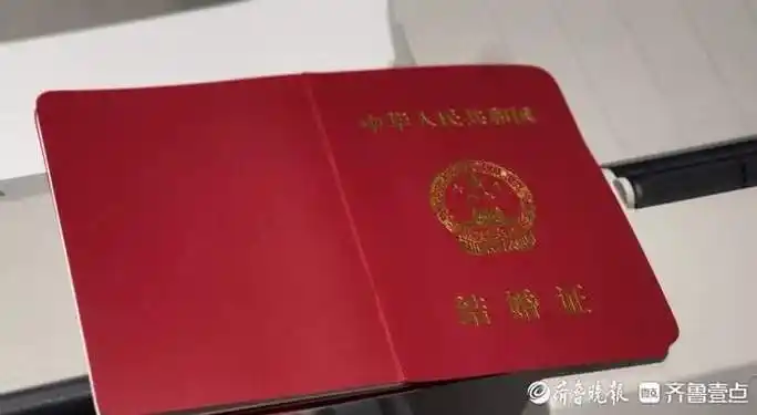 幸福见证员:3年为1500对新人发放结婚证