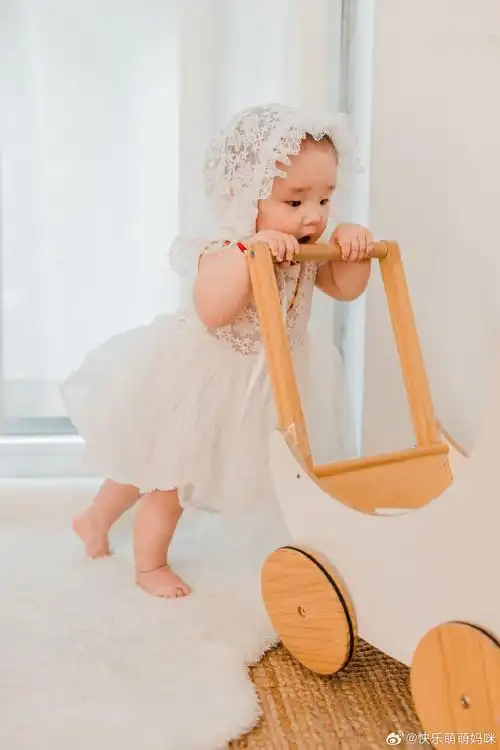 置顶#家有萌娃#小萌萌的大片新鲜出炉啦～宝贝,妈妈爱你!