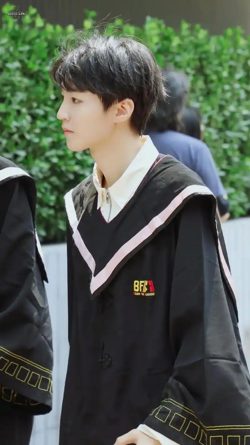 王俊凯坦坦荡荡进学校,2021年5月20号光明正大的毕业,反 - 抖音