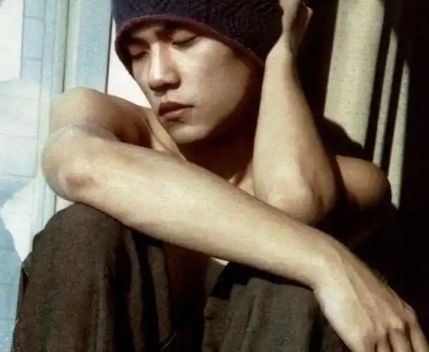 周杰伦罕见晒自拍照当他刮掉胡子后立马变成20岁大男孩