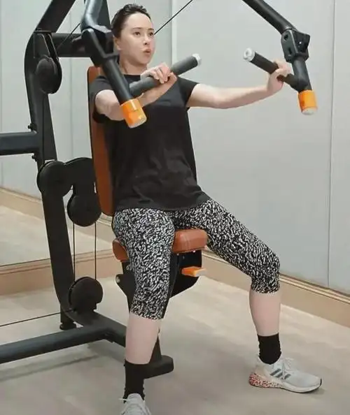 50岁伊能静带妆健身引热议皮肤白嫩好年轻脖子和脸都非常光滑