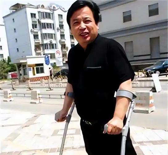 1987年,"独腿英雄"徐良凭《血染的风采》红遍全国,后来怎样了