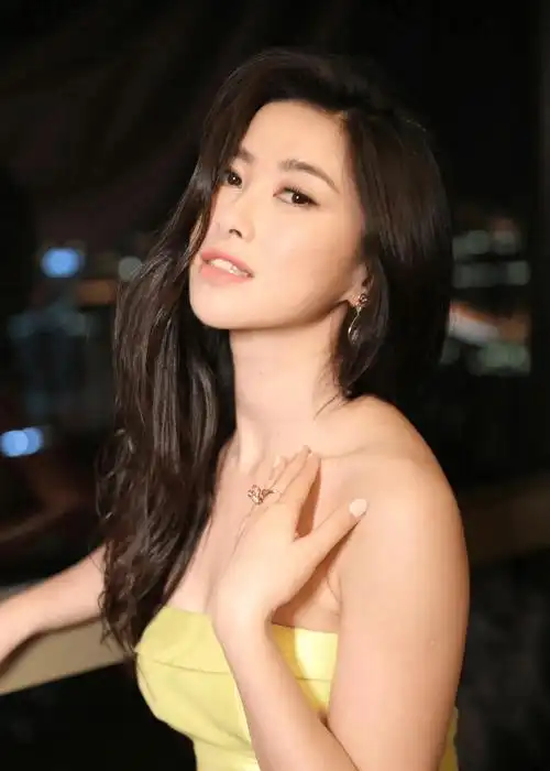 遇见女神朱珠,时尚新风向,迷人魅力不可挡.