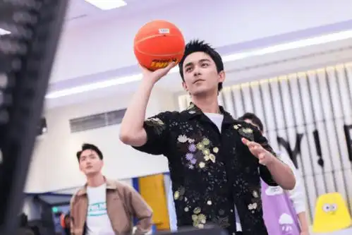 《拜托了冰箱》轰趴季精彩开播 赵丽颖吴磊化身首期飞行体验官