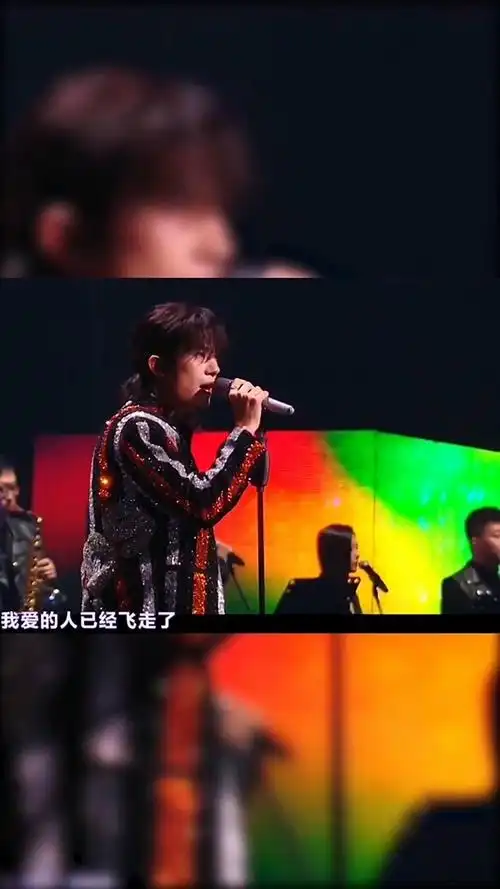 "易烊千玺  《爱情鸟》立麦舞台温柔到炸!复古disco搭配