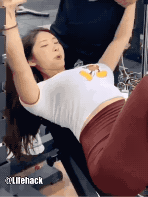 千万别在健身房穿浅色裤子运动画面太太太尴尬了