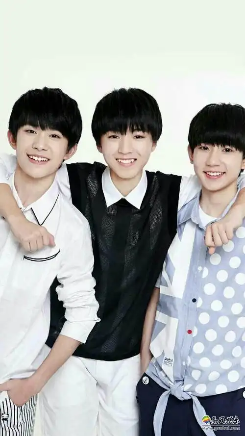 tfboys组合社交网站晒出三小只工作照片:都在紧张工作中!帅气可爱