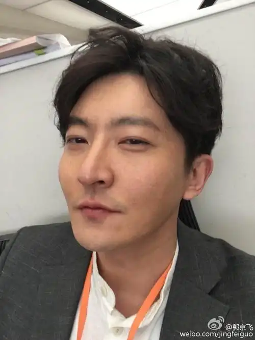 张歆艺婚后牵手郭京飞在青岛东方时尚中心拍新剧