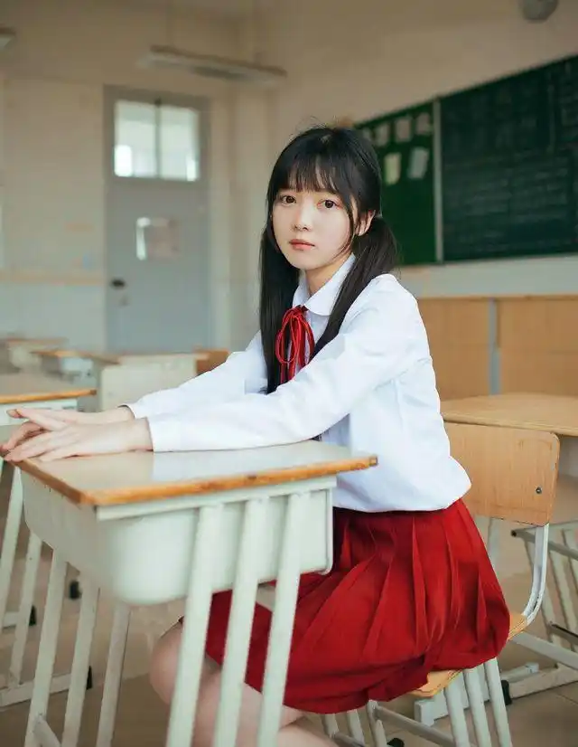 校服清纯女生一个人在教室(13)_唯美写真_4493美女图片