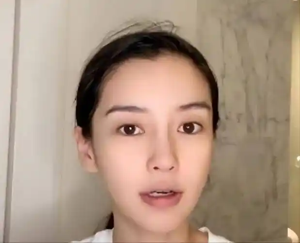 杨颖直播卸妆引围观,鼻头鼻尖错位,被网友质疑使用高科技后露馅